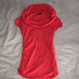 Short sleeve, cowneck top